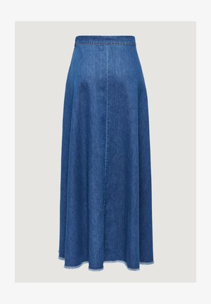 Modrá džínová áčková sukně s vysokým pasem a detailem s neupraveným okrajem na jednoduchém pozadí.