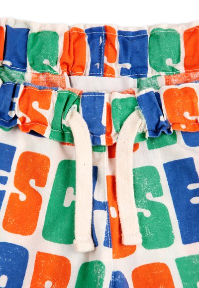 Shorts en coton avec une taille ornée de lettres colorées en vert, orange et bleu, accompagnés d'un cordon beige et de détails élastiques froncés.