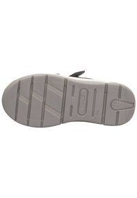 Sohle eines grauen Gummischuhs mit strukturierten Griffmustern, "superfit"-Logo und der Größe 25, die auf der Ferse eingeprägt ist.