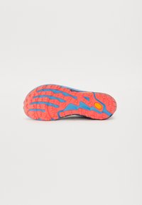 Trailrunning-Schuhsohle mit einem auffälligen roten und blauen Gummidesign. Strukturiert für Griffigkeit mit markanten Stollen und Traktionsmustern.