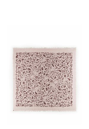 Vierkant roze stof met donkerbruine ingewikkelde bloemen- en bladpatronen en franjes aan de randen.