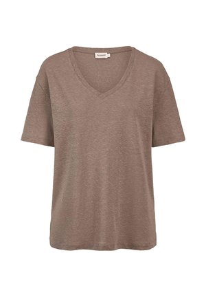 Bruine T-shirt met korte mouwen en V-hals, met een ontspannen pasvorm en een klein wit merkje aan de binnenkant van de halslijn.