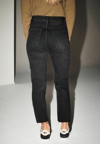 Next WITH RAW HEM - Džinsi ar taisnām starām - washed black