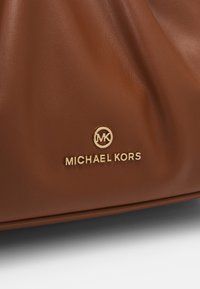 Borsa in pelle marrone con un design plissettato, hardware in tono oro e logo "MICHAEL KORS" in rilievo per un look raffinato.