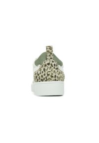 Sneaker bianco con un tallone in stampa leopardata oro texturizzata, dettagli in suede verde e un pull tab. Design pulito con una suola in gomma liscia.