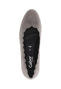 Chaussure à enfiler en daim gris avec bords festonnés, bout rond et une semelle intérieure noire rembourrée. La surface texturée offre une sensation de douceur.