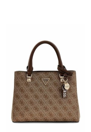 Bolso marrón de Guess con estampado del logotipo en patrón, doble asa y etiquetas de metal de la marca colgando de una de las asas.