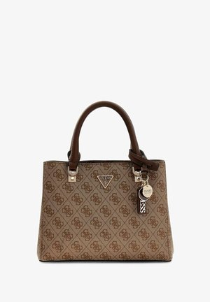 Borsa Guess marrone con stampa del logo a motivi, doppie maniglie e targhette del marchio in metallo appese a una maniglia.