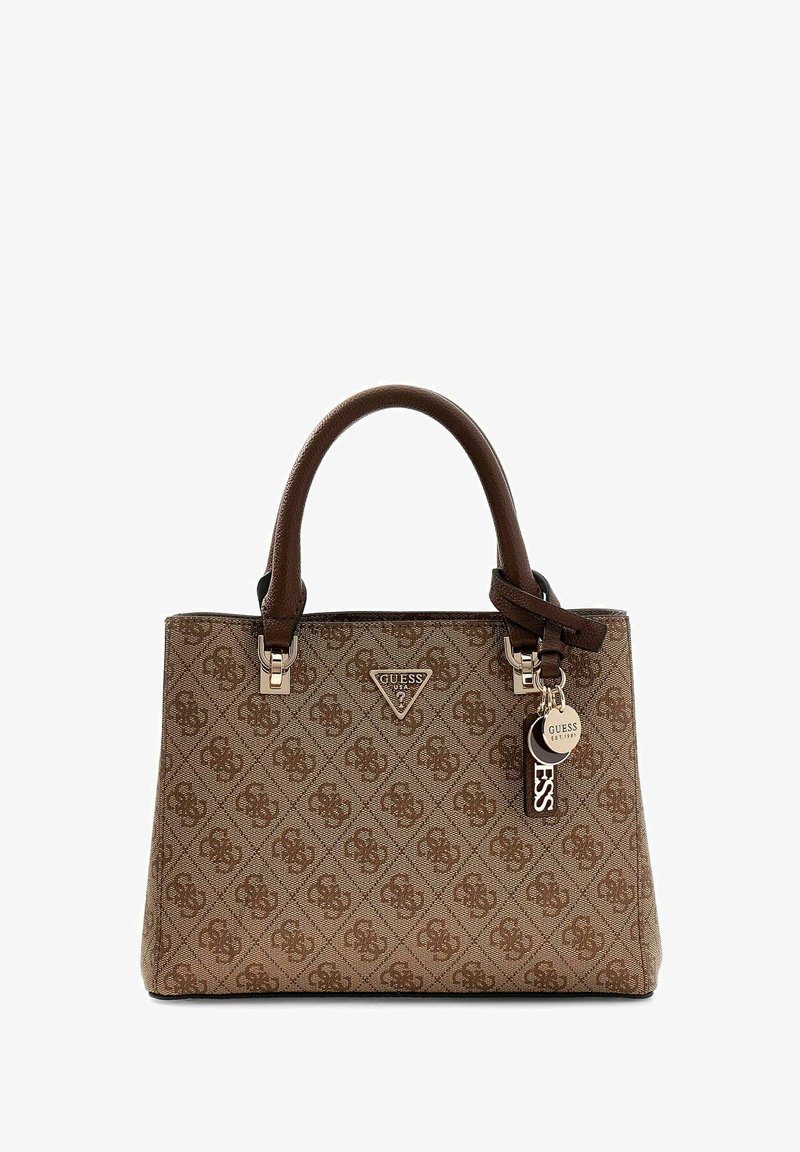 Sac à main Guess marron avec imprimé logo en motif, doubles poignées et étiquettes métalliques de la marque suspendues à une poignée.