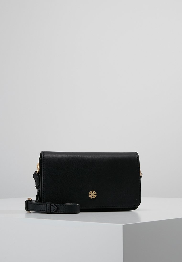 Černá kožená kabelka přes rameno se zlatými detaily, plochým designem a popruhem. Na přední straně se nachází malý květinový akcent s logem.