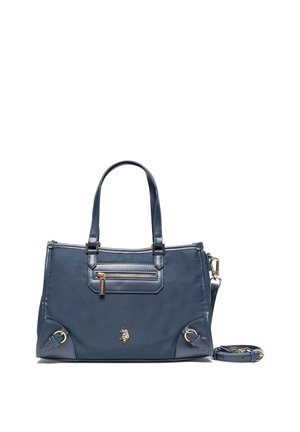 Marineblaue Handtasche mit zwei oberen Griffen, einer vorderen Reißverschlusstasche, goldfarbenen Beschlägen und einem verstellbaren Schulterriemen, der daneben liegt.