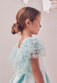 Hellblaues Kleid mit einer mit Blumen verzierten Tüll-Overlay auf den Schultern, aus glattem Stoff und Schleifenakzenten am Oberteil.