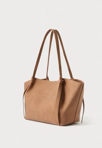 Hnedá kožená kabelka s obdĺžnikovým tvarom, dvoma dlhými rúčkami a jemnými švovými detailmi na bokoch. Hladká textúra a minimalistický dizajn.