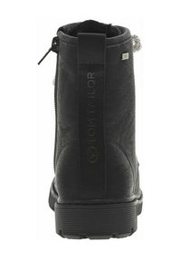 Botte noire à la cheville avec un dessus en cuir texturé, fermeture éclair sur le côté et bout arrondi. Présente un col rembourré et une semelle en caoutchouc avec des rainures horizontales.