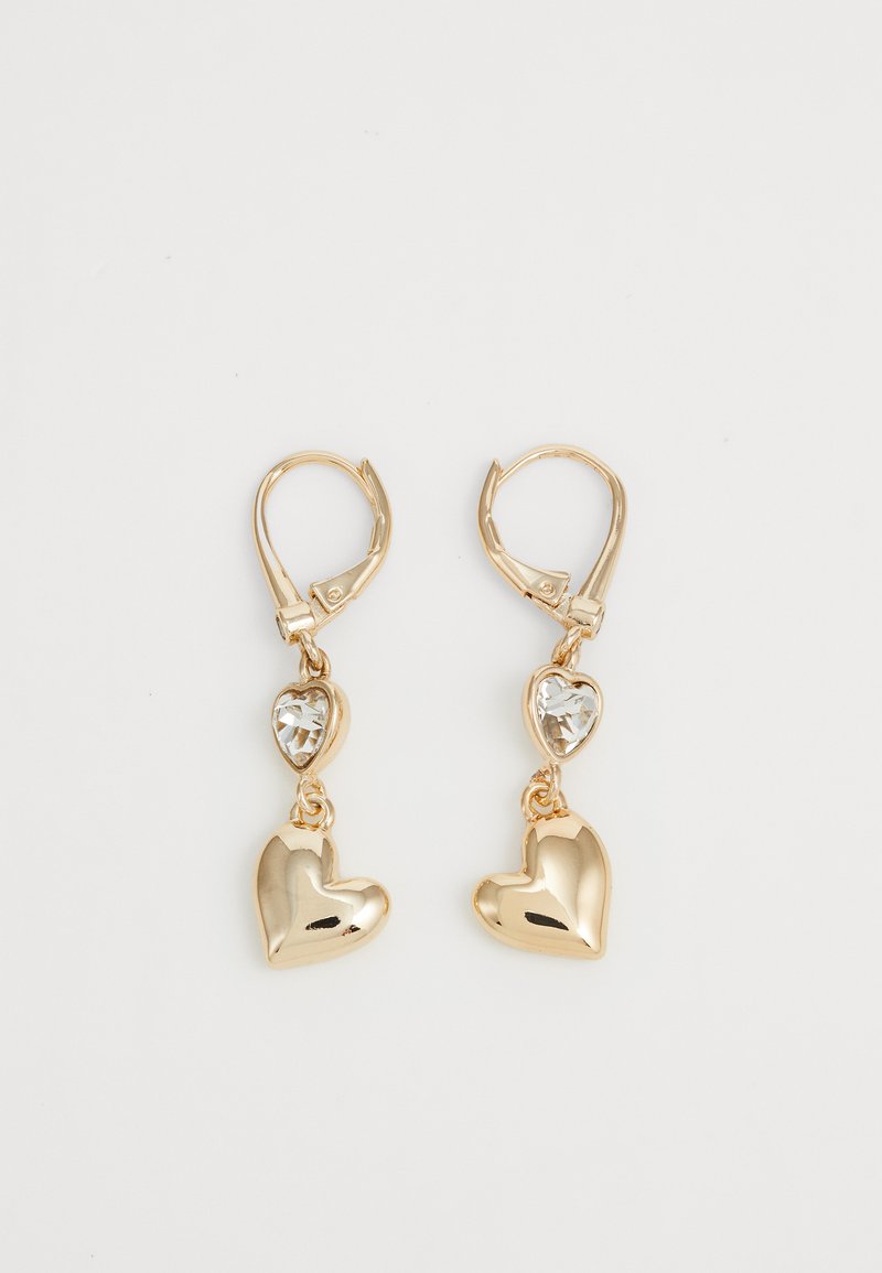 Boucles d'oreilles en forme de cœur doré avec un design pendu et un accent de pierre précieuse claire. Texture lisse avec finition brillante. Légères et avec un système d'attache à crochets.