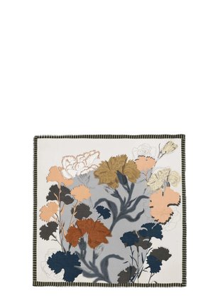 Foulard quadrato con grande motivo floreale in tonalità di arancione, oro, blu navy e nero su sfondo crema, bordato da strisce nere e bianche.