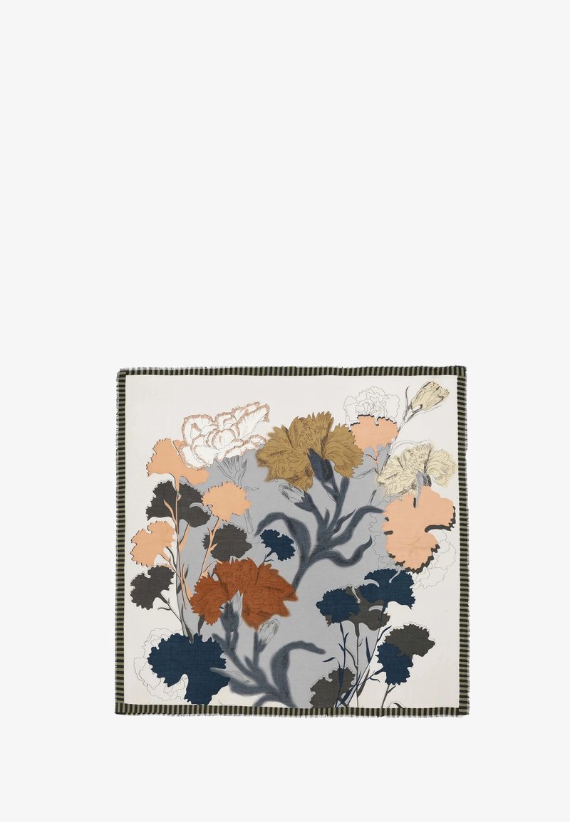 Vierkante sjaal met groot bloemenpatroon in tinten oranje, goud, marineblauw en zwart op crèmekleurige achtergrond, omrand met zwart-witte strepen.