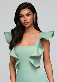 Robe vert menthe avec des manches à volants et un décolleté carré, présentant un corps ajusté et des découpes au niveau de la taille. Texture lisse.