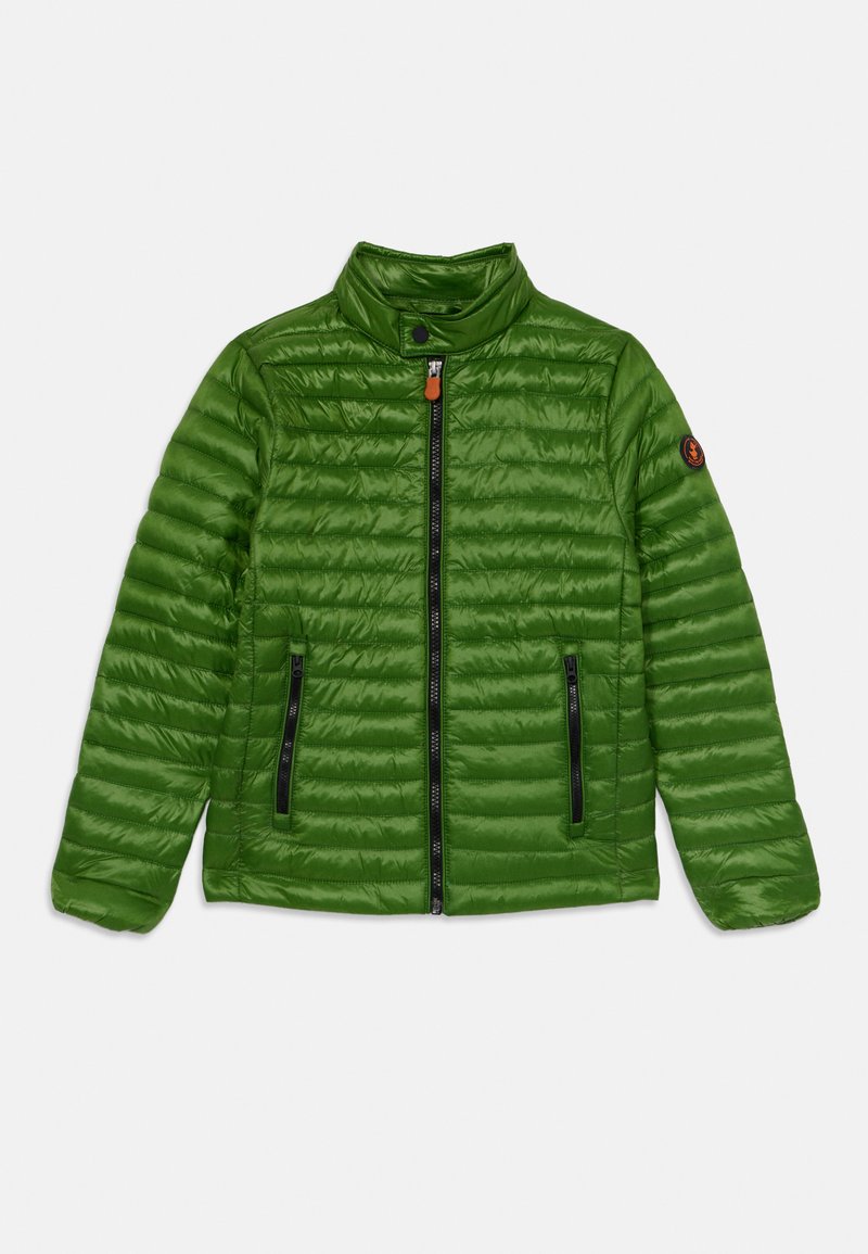 Doudoune verte avec un col montant, motif matelassé horizontal, deux poches zippées sur les côtés et un patch logo sur la manche gauche.