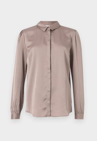 Långärmad blus i ljus taupe satin. Har en klassisk krage, knäppning framtill och volangärmar för extra textur.