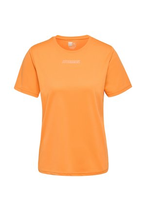 Oranje sportt-shirt gemaakt van glad, lichtgewicht stof. Heeft korte mouwen en een ronde halslijn met het woord "HUMMEL" in witte tekst.