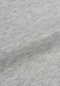 Tessuto grigio chiaro con una fine texture a righe; morbido e liscio con una leggera lucentezza. La superficie è uniforme, con leggere variazioni di tono.