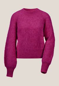 Flauschiger rosa Pullover mit rundem Halsausschnitt, gerippten Bündchen und Saum, der übergroße Ärmel und eine weiche Textur aufweist.
