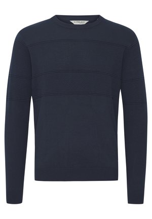 Tumši zils adīts džemperis ar apaļu kaklu, ar teksturētām horizontālām svītrām uz krūšu daļas un ribām uz piedurknēm un apakšmalu.