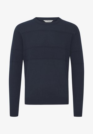 Tumši zils adīts džemperis ar apaļu kaklu, ar teksturētām horizontālām svītrām uz krūšu daļas un ribām uz piedurknēm un apakšmalu.