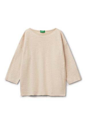 Lys beige langærmet ribstrikket sweater med rund halsudskæring og løs pasform, vist fladt på hvid baggrund.