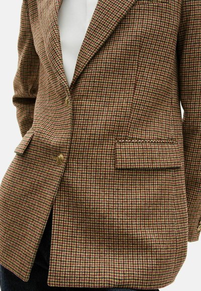 Brązowa marynarka w kratę houndstooth z teksturowanej tkaniny, z klapami typu notch, złotym guzikiem i dwiema przednimi kieszeniami z wypustkami.