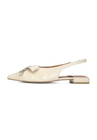 Beige leren slingback-schoen met een spitse neus, strikdetail op de bovenkant en een lage vierkante hak. Gladde textuur; minimalistisch ontwerp.
