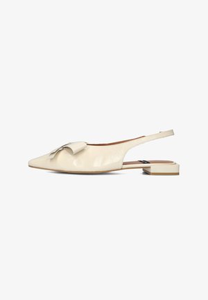 Beige leren slingback-schoen met een spitse neus, strikdetail op de bovenkant en een lage vierkante hak. Gladde textuur; minimalistisch ontwerp.