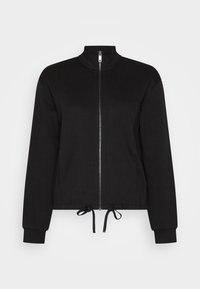 Zwarte zip-up jas met een hoge kraag, een trekkoord aan de onderzijde en lange mouwen. Gemaakt van zacht materiaal met een gladde textuur.