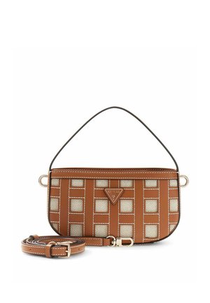 Petit sac à main marron et beige à motifs avec poignée courte et bandoulière réglable séparée, avec une plaque logo Guess à l'avant.