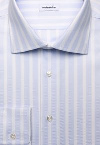 Chemise de ville rayée bleu clair et blanc avec col italien, boutons sur le devant et une manchette avec un bouton, étiquetée Seidensticker.