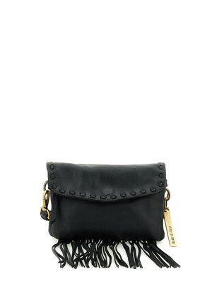 Pochette in pelle nera con patta cucita, frange nella parte inferiore, chiusura dorata e targhetta in metallo con la scritta "Made in Italy."