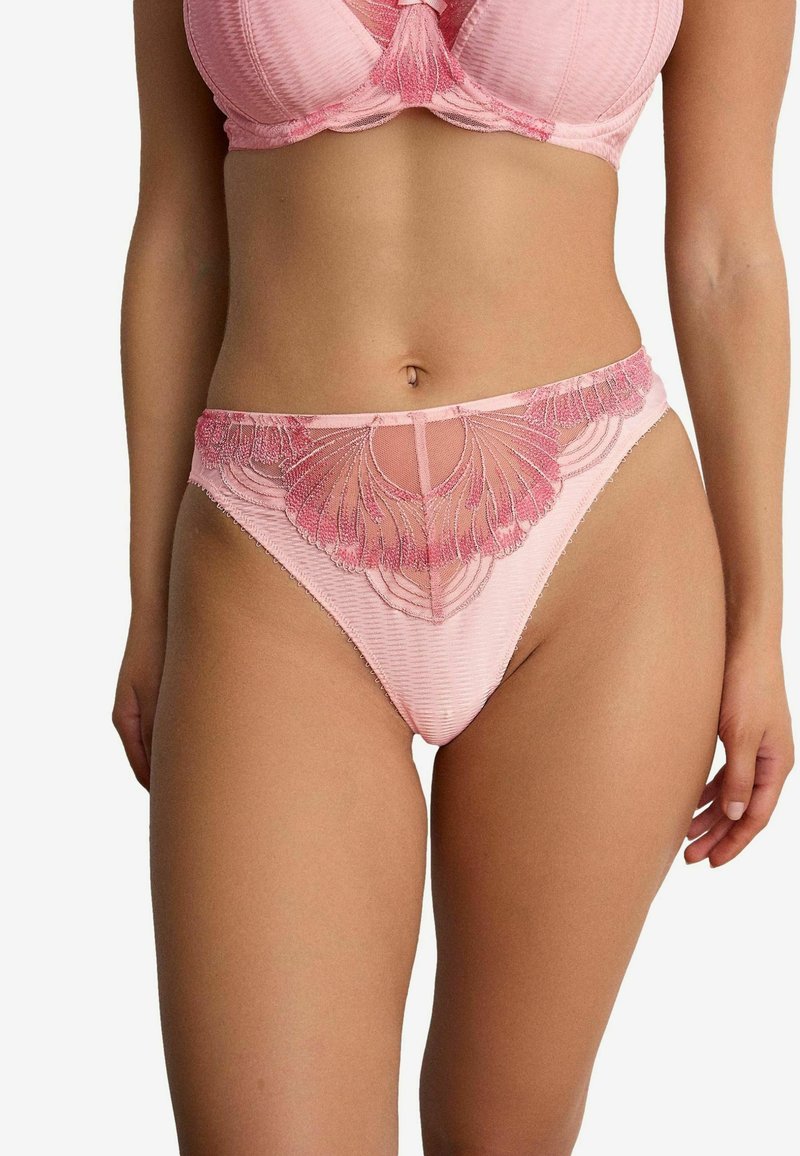 Pink blondebikinioverdel med blomsterbroderi, der har et gennemsigtigt meshpanel foran og blødt ribbet stof for tekstur.