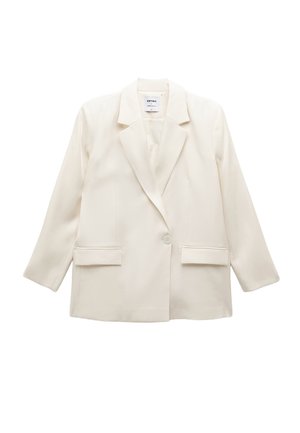 Helle cremefarbene Blazerjacke mit einem Knopf, mit Reverskragen, langen Ärmeln und zwei vorderen Klappentaschen, flach auf einem weißen Hintergrund ausgebreitet.