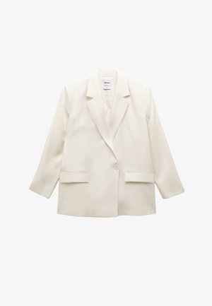 Helle cremefarbene Blazerjacke mit einem Knopf, mit Reverskragen, langen Ärmeln und zwei vorderen Klappentaschen, flach auf einem weißen Hintergrund ausgebreitet.