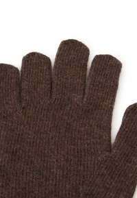 Guanti in maglia marrone con una texture a costine, dotati di cinque sezioni separate per le dita e un materiale morbido e caldo.