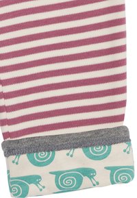Tessuto a righe in mauve e crema con un polsino grigio che presenta un motivo di lumache turchesi e disegni circolari, texture morbida, stile casual.