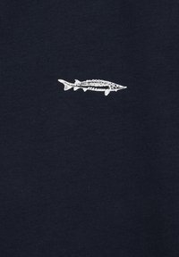 Marinblå T-shirt med slim fit, med en vit störgrafik tryckt på vänster bröstområde. Tyget har en slät textur.