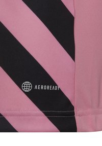 Tejido atlético de rayas rosas y negras con textura suave. Logo "AEROREADY" en blanco en la esquina inferior izquierda. Detalles de costura visibles.