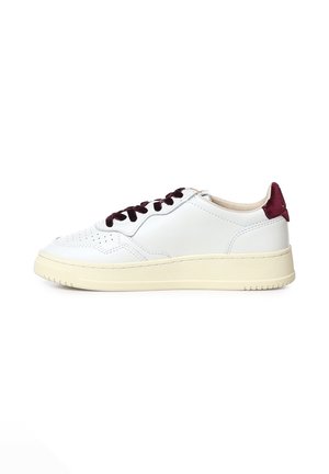 Sneaker in pelle bianca con suola beige, lacci bordeaux e dettaglio bordeaux sul tallone, mostrato di lato su sfondo bianco.