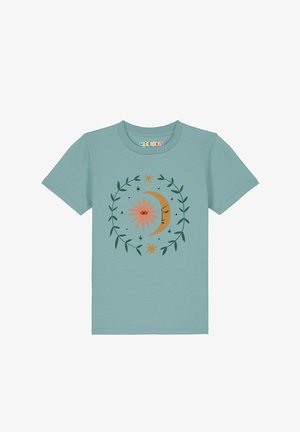 Tealfarbenes T-Shirt mit kurzen Ärmeln und einer Grafik, die einen Halbmond mit Gesicht, eine orange Sonne, Sterne und einen Blätterkranz darum zeigt.