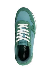 Baskets teal et bleu clair avec lacets blancs, panneaux en daim et en tissu, et texte de marque sur la languette et la semelle intérieure.