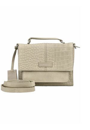 Béžová crossbody taška s klopou s krokodýlí texturou, horním úchopem a nastavitelným ramenním popruhem, s označením značky Burkely na přední straně.