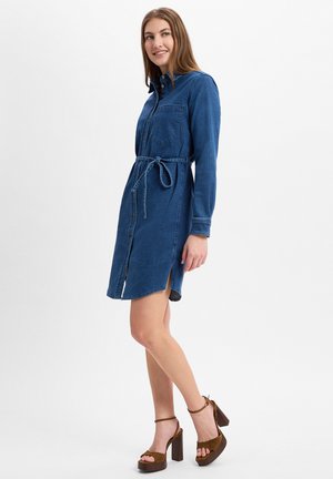 Denim-Shirtkleid in Blau mit langen Ärmeln, Knopfverschluss, Brusttasche und Bindegürtel. Es bietet Seitenschlitze und eine lässige Passform.