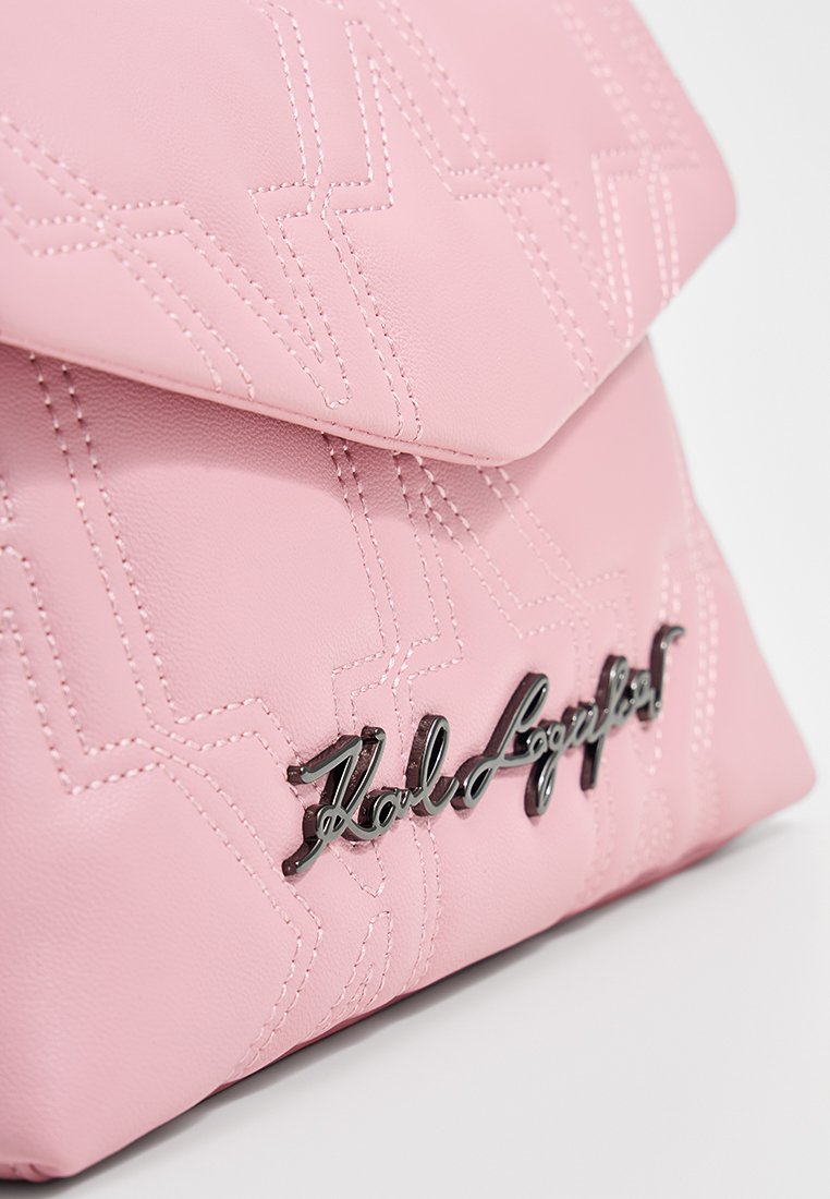 Sac à main en simili cuir rose avec un motif géométrique en relief et un accent logo métallique. Design à fermeture rabat.